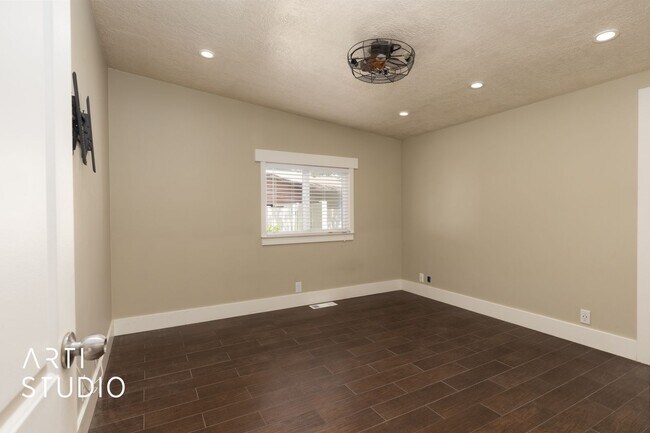 Building Photo - **Stunning 4-Bedroom Home with Modern Amen...