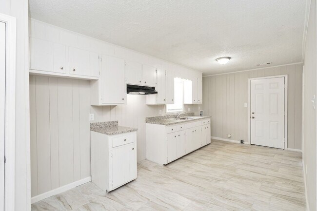 Building Photo - Stylish 4BR/2BA Home in Tuscaloosa – Moder...