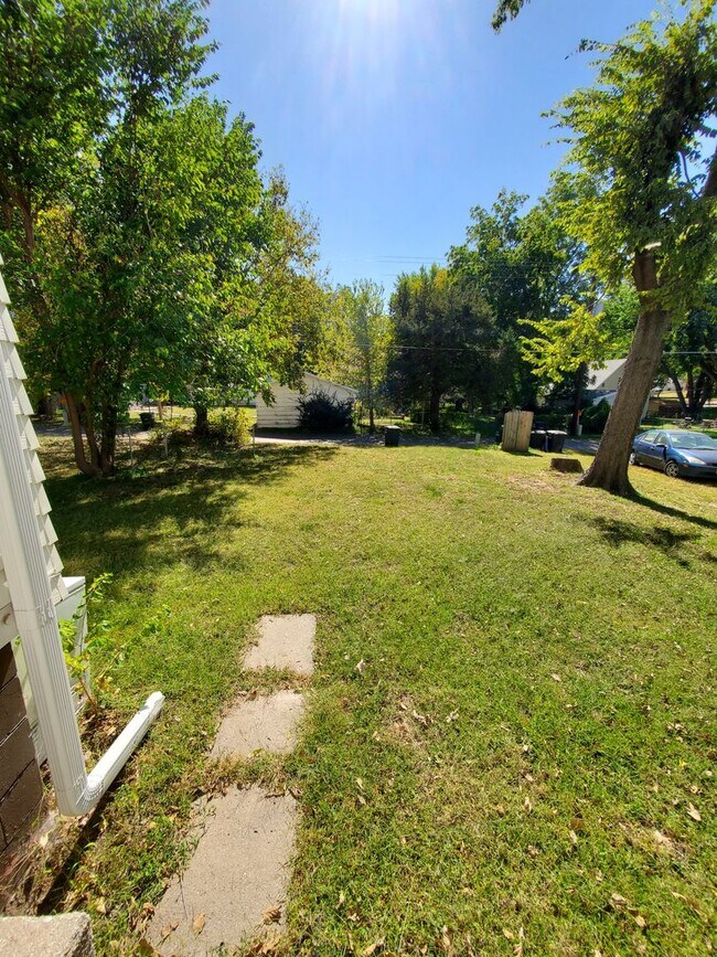 Building Photo - Remodeled 3-4 bedroom, open floor plan, Ne...