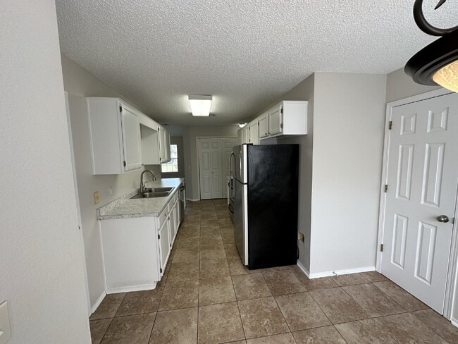 Building Photo - 1306 Cresent St