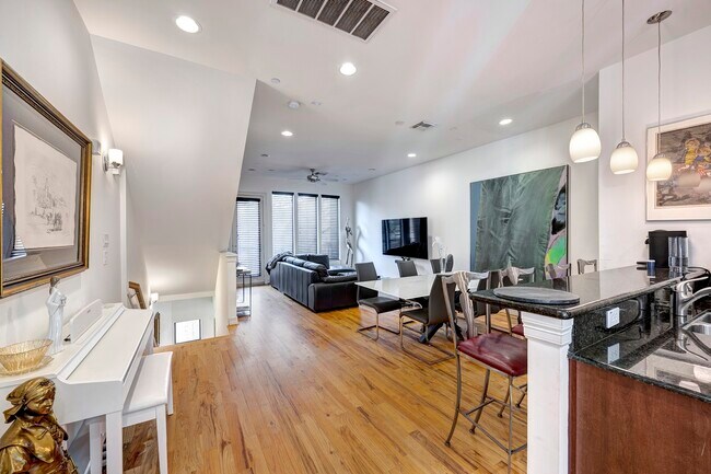 Building Photo - 1525 Birdsall St