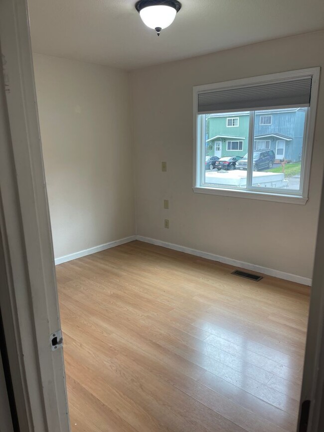 Building Photo - Jewel Lake 3 Bed/2 Bath with Fenced Yard