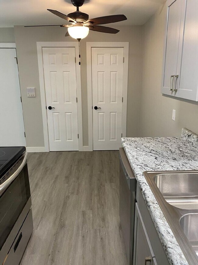 Building Photo - Newly Remodeled 2-Bedroom Apartment in Ore...