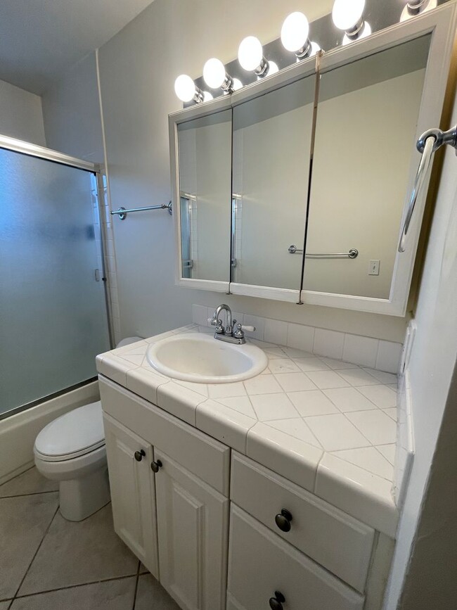 Building Photo - Delightful 2 Bedroom! Recently Updated!! Move In Special!!!