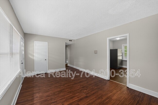 Building Photo - 1007 Green Cir Dr