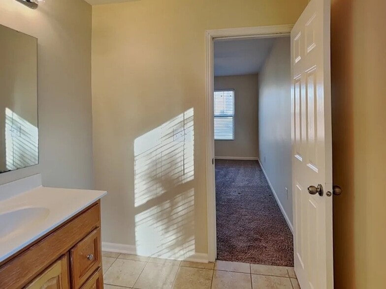 Building Photo - 235 Aershire Ct