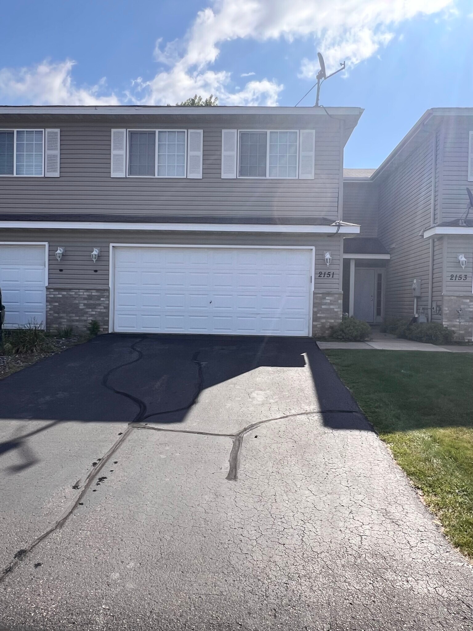 Front of townhome with large driveway - 2151 Cleveland Way S
