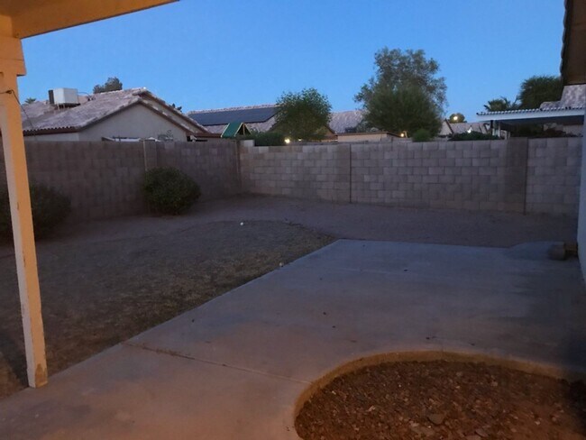 Building Photo - 3 bed 2 bath Camelback & 83rd Ave