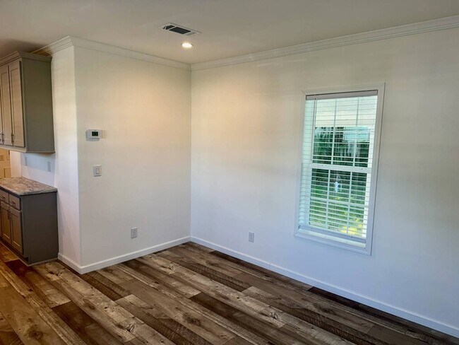 Building Photo - 843 E Colonial Cir