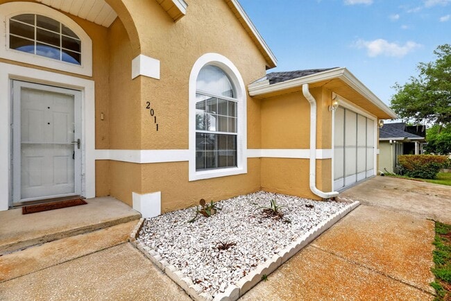 Building Photo - Available Now! Move-In Ready 3BR Home with Florida Room & Shed