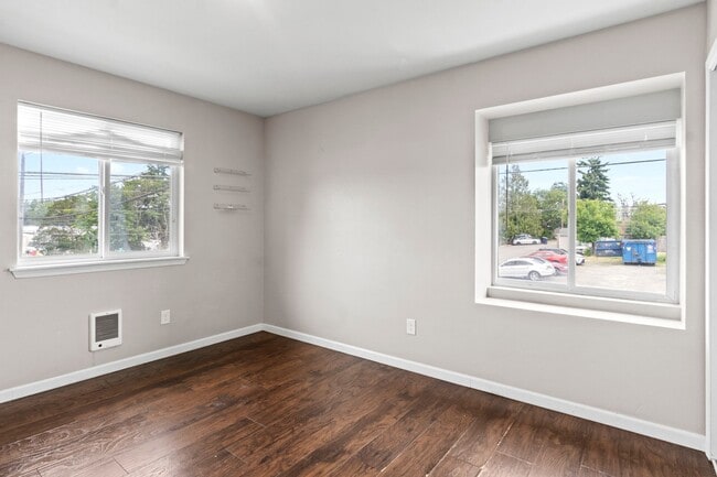 Building Photo - Spacious 2-Bedroom Duplex Near Tacoma Mall...