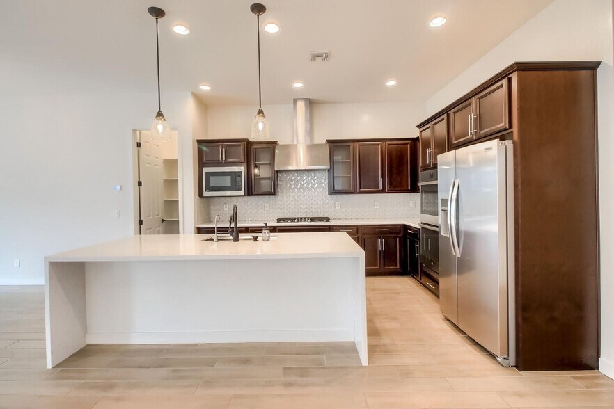 Building Photo - 1005 E Paseo Way