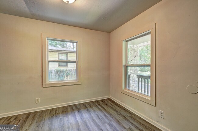 Building Photo - 1208 4th Ave W