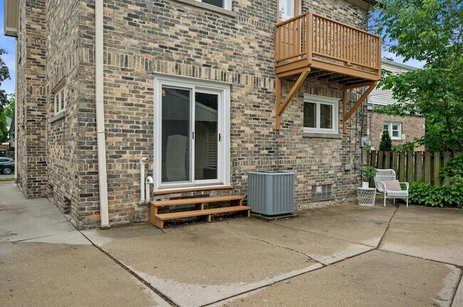 Building Photo - 1512 E Olive St