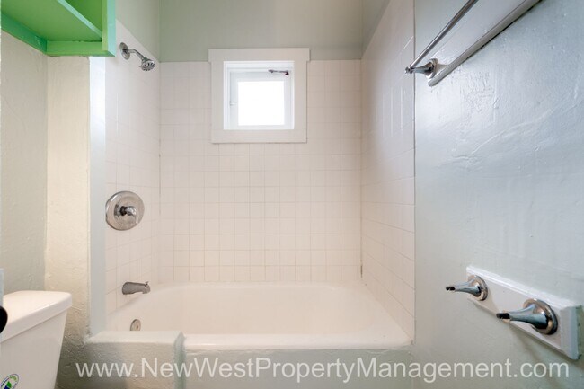 Building Photo - Charming Sherman Heights Studio, Small Pet OK!