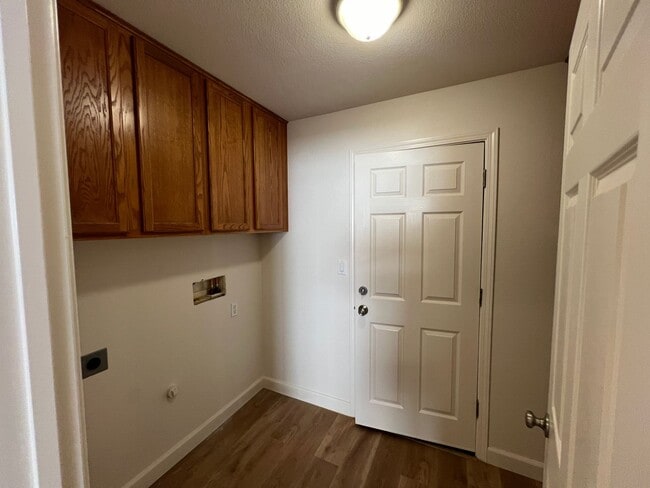Building Photo - 5 bedroom home located in Sylvan School District!
