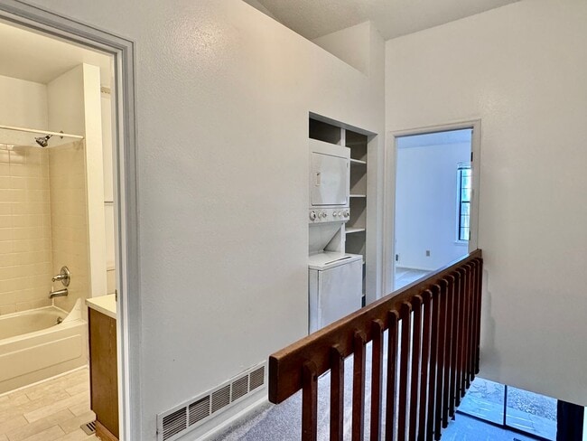 Building Photo - Well Maintained 2 BR/1BA Townhome Convenie...