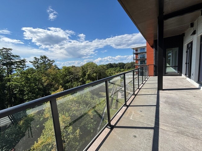 Building Photo - Southwest Corner Stunner at One25 – Lake V...