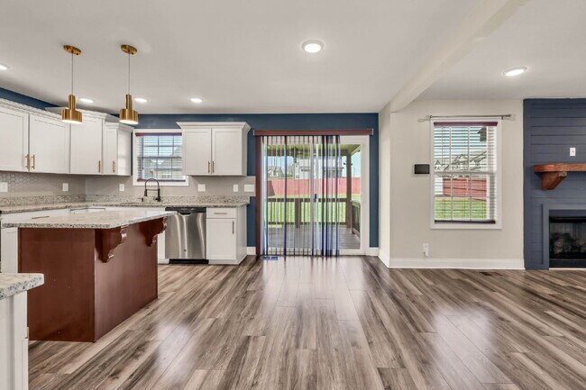 Building Photo - Close to Fort Campbell and MOVE IN READY!