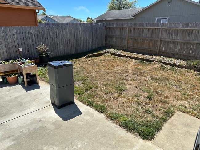 Building Photo - Sunny 3 Bedroom, 2 full bath w/Solar and B...