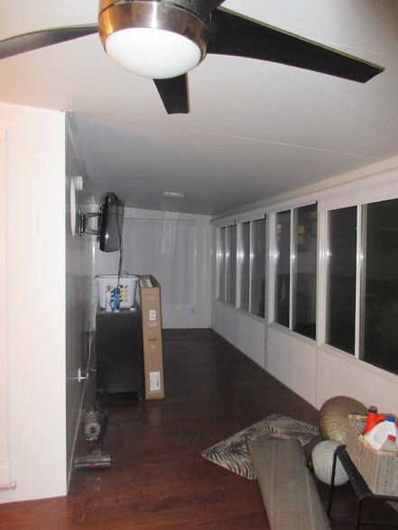 Long sun room - 4223 La Salle Ave