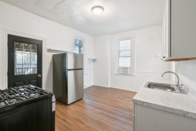 Building Photo - 2 bed 1 bath - great location, spacious, l...