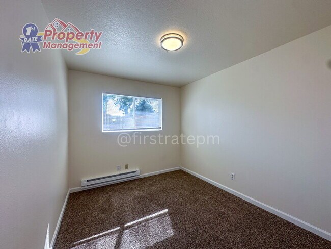 Building Photo - 1826 N Crestmont Dr