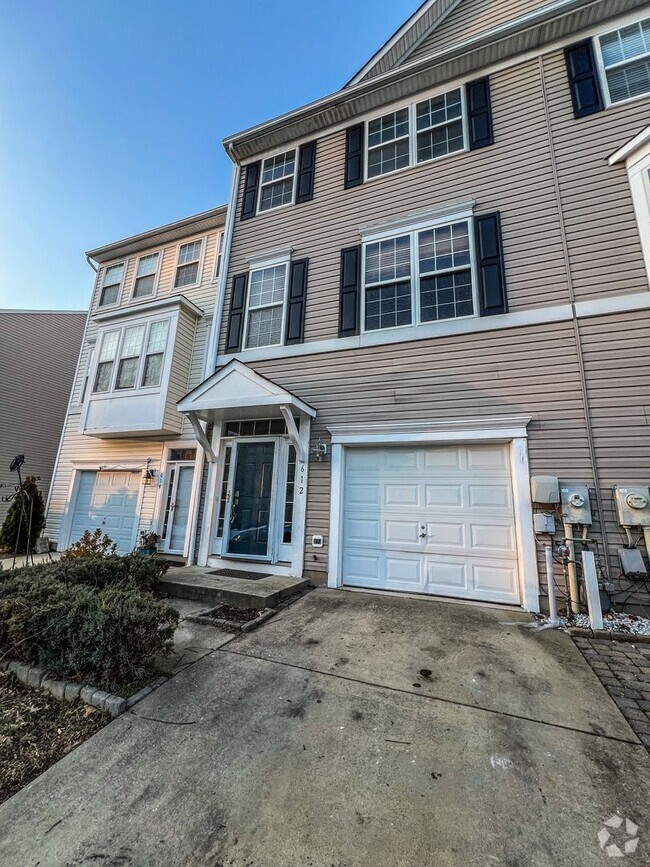 Building Photo - Townhome in Piney Orchard