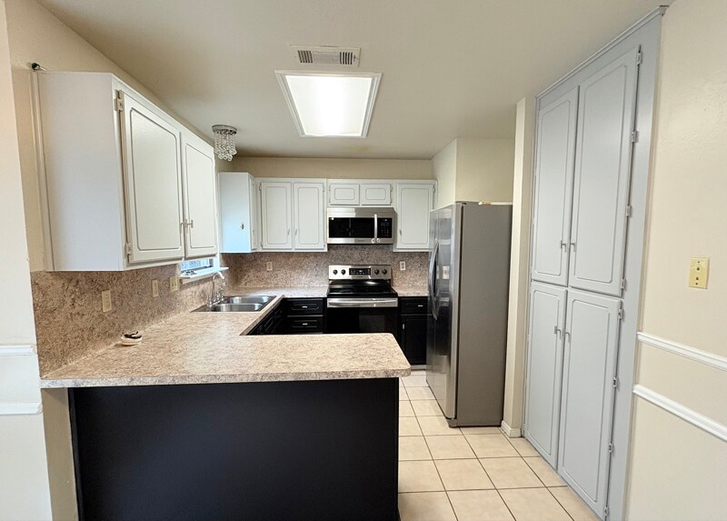 Building Photo - 2102 Westcliff Rd