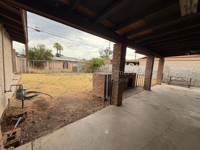 Building Photo - 2320 W Rose Ln