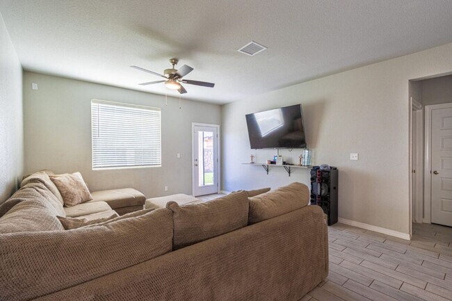 Building Photo - Beautiful home offers access to resort-style amenities