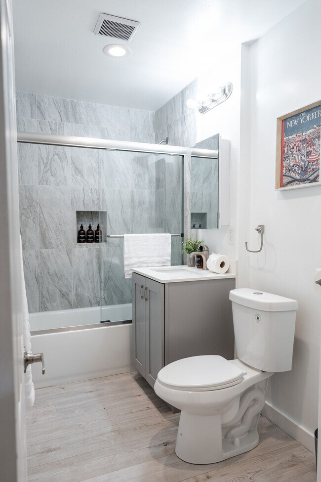 Building Photo - 2359 Oakwood Dr