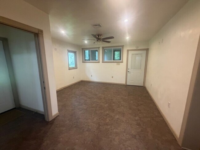 Building Photo - 549 Forest Rd