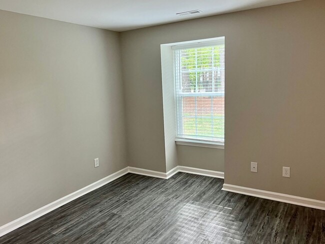 Building Photo - University Spacious 1st floor Condo