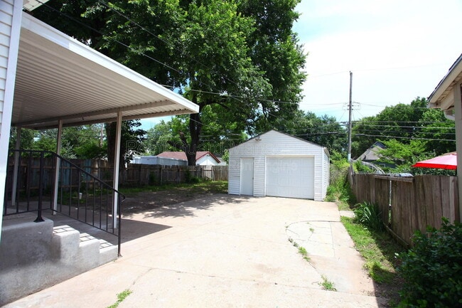 Building Photo - 706 S Pattie St