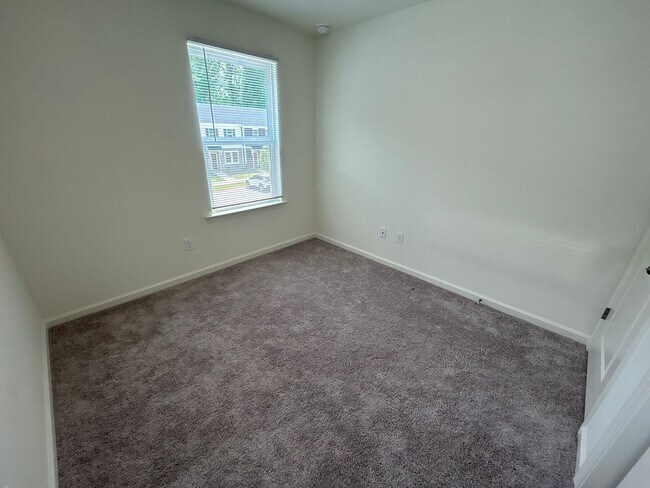 Building Photo - 3 Bedroom | 2.5 Bathroom End Unit Raleigh ...