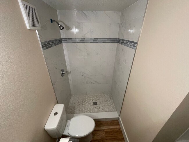 Building Photo - Newly Renovated 2BR/2BA Apopka Home with Spacious Fenced in Yard!!