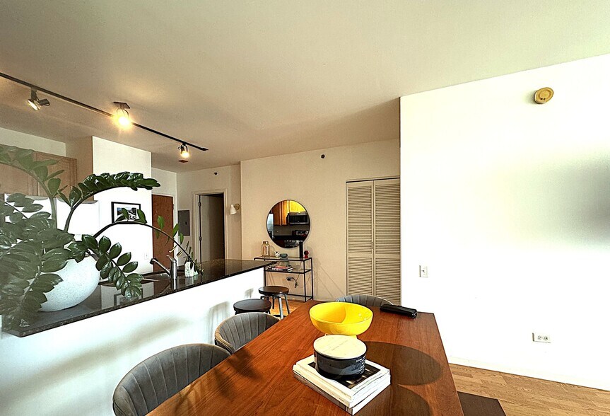 Building Photo - 210 S Desplaines St