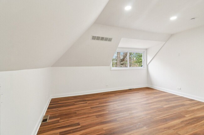 Building Photo - 23460 W N Lakewood Ln