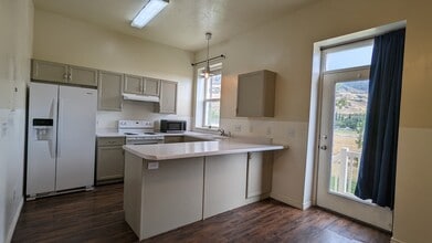 Building Photo - 324 E Yellow Feather Dr