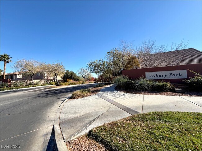 Building Photo - 2301 Summer Home St