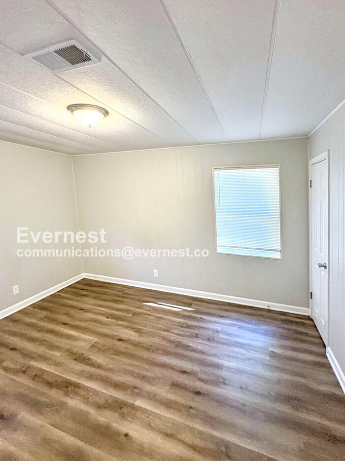 Building Photo - 525 Landers St