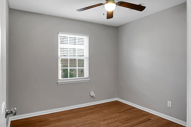 Building Photo - **$500 Off First Months Rent** Charming 3 Bedroom 2 bathroom ready for you to call home!