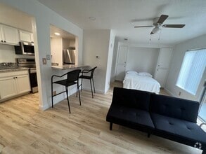 Building Photo - 3701 Colonial Dr