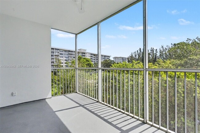 Building Photo - 3250 N Palm Aire Dr