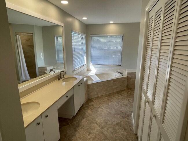 Building Photo - 242 Snyder Dr