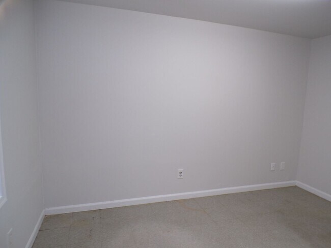 Building Photo - 3 BDRM, 2 BA Rambler w/ Basement - Great l...