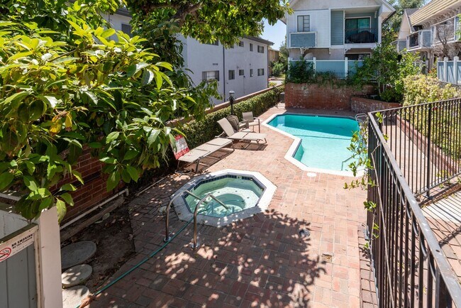 Building Photo - Updated private 2 bedroom/2.5 townhouse in...