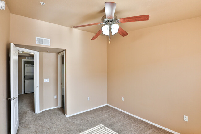 Building Photo - Tri Level, 2bd, 2.5ba condo