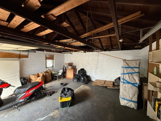 Building Photo - 174 Brentwood Ave